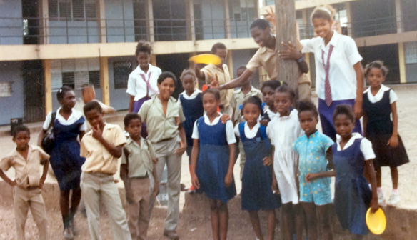 Des élèves de Campion College et leurs petits « frères et sœurs » de l’école primaire de New Providence, à Kingston, en Jamaïque (1986). Crédit : Mary Burns.